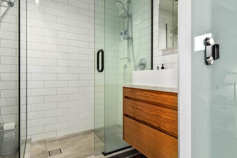 Photo of property in 1/25a Lake Road, Devonport, Auckland, 0624