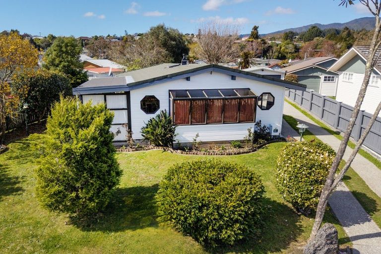 Photo of property in 8 Roband Crescent, Brown Owl, Upper Hutt, 5018