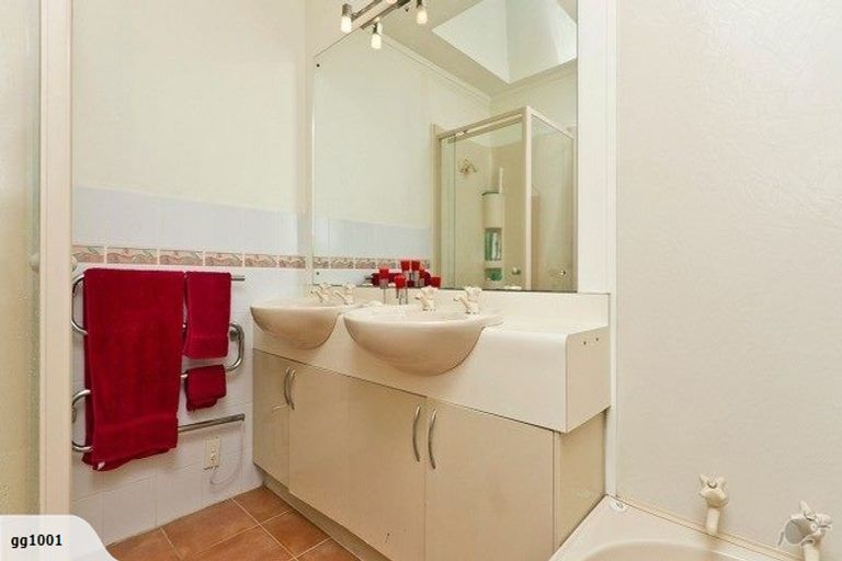 Photo of property in 2/13 Limmer Place, Browns Bay, Auckland, 0632