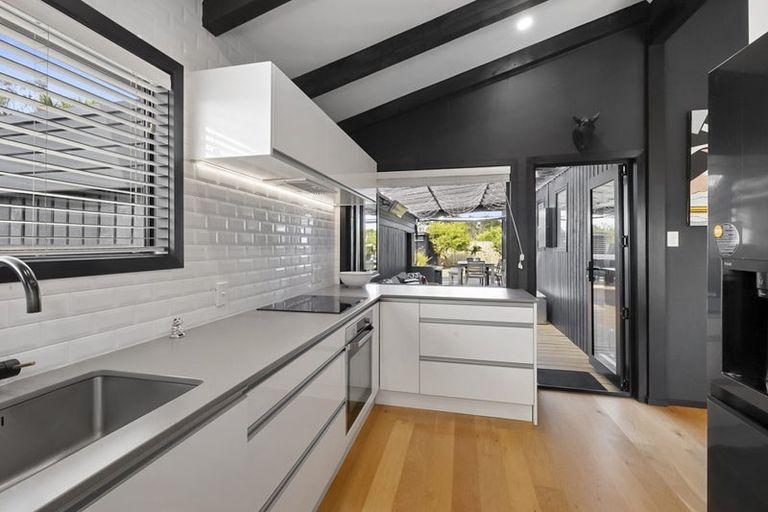 Photo of property in 18 Mayfair Place, Westown, New Plymouth, 4310