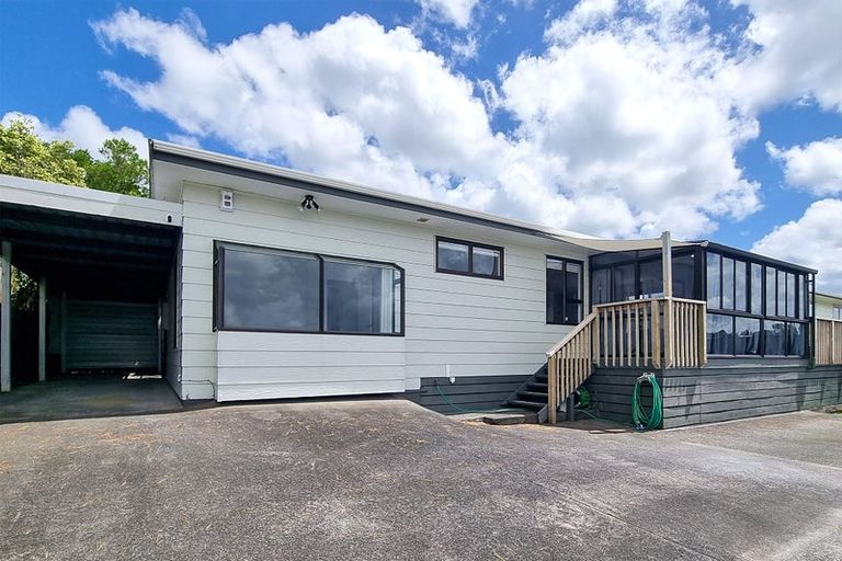 Photo of property in 28 Elizabeth Drive, West Harbour, Auckland, 0618