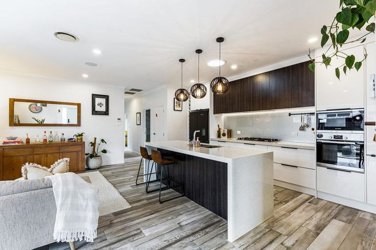 Photo of property in 9 Walter Ruddock Avenue, Kumeu, 0810