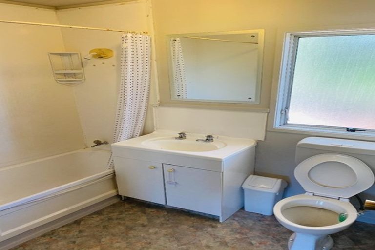 Photo of property in 46 Trias Road, Totara Vale, Auckland, 0629