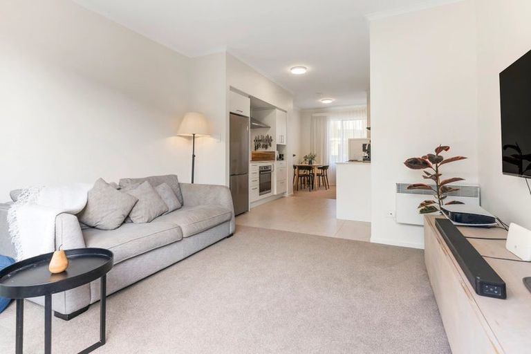 Photo of property in 4 Hononga Lane, Northcote, Auckland, 0627