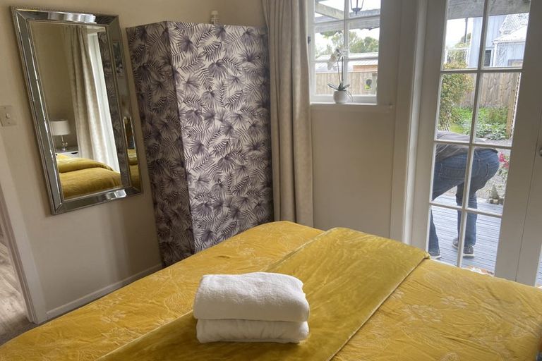 Photo of property in 12a Oxford Street, Martinborough, 5711