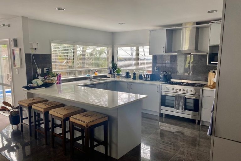 Photo of property in 18 Breenagh Place, Massey, Auckland, 0614