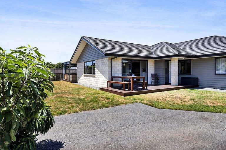 Photo of property in 2 Pipitea Place, Whalers Gate, New Plymouth, 4310