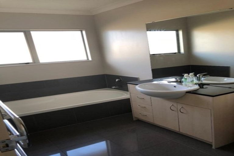 Photo of property in 5 Wairua Place, Pukekohe, 2120