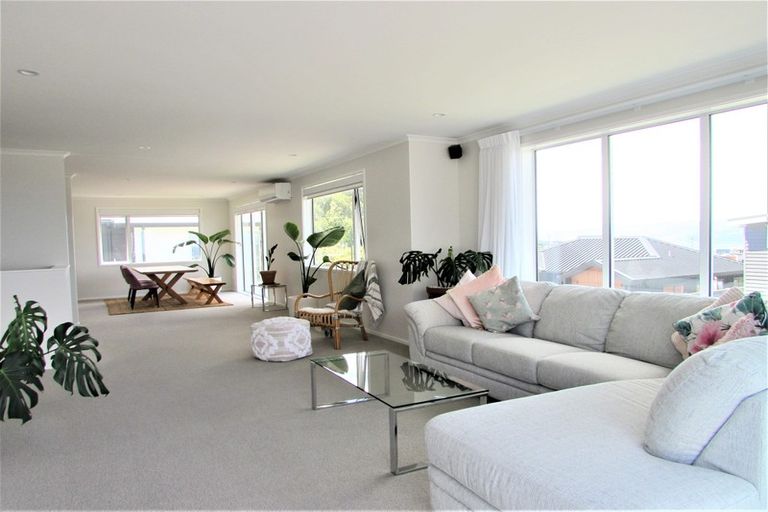 Photo of property in 10 Cromwell Point, Newlands, Wellington, 6037