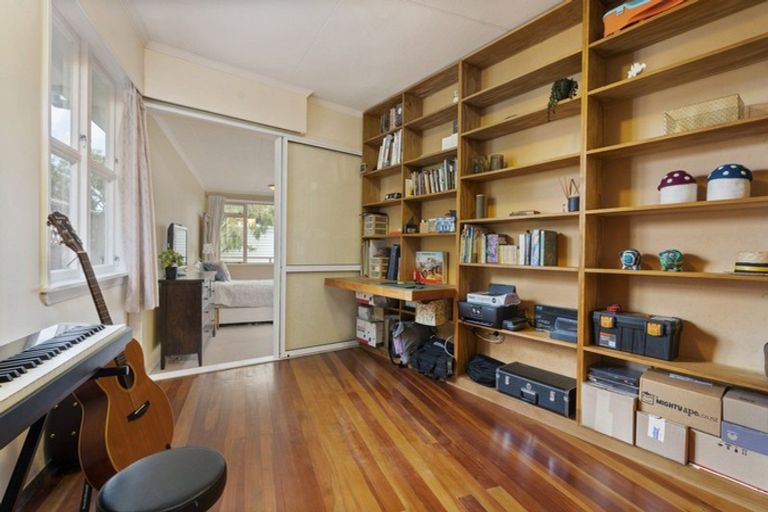 Photo of property in 39 Turakina Street, Merrilands, New Plymouth, 4312