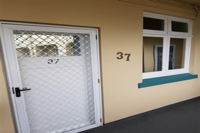 Photo of property in Devonport Apartments, 37/127 Saint Aubyn Street, New Plymouth, 4310