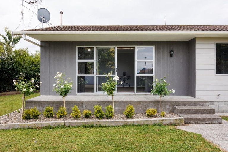 Photo of property in 33 Rhodes Drive, Kelvin Grove, Palmerston North, 4414