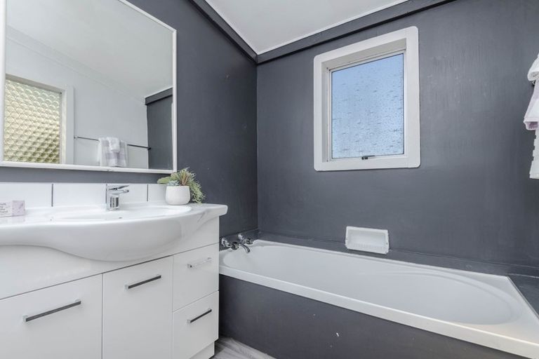 Photo of property in 10 Black Rock Road, Newlands, Wellington, 6037