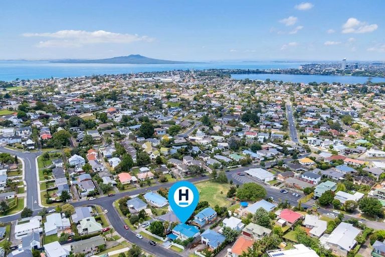 Photo of property in 1/6 Tyne Road, Forrest Hill, Auckland, 0620