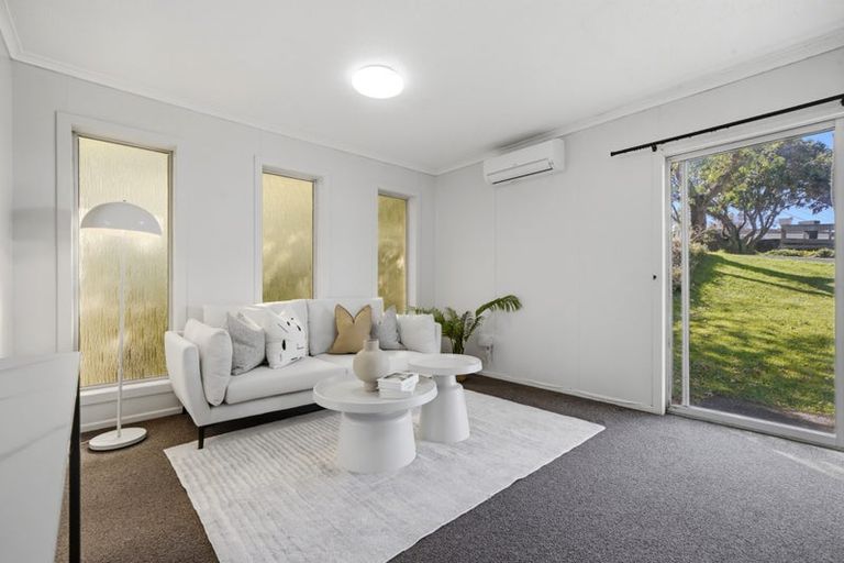 Photo of property in 1/9 Phillipa Place, Browns Bay, Auckland, 0630