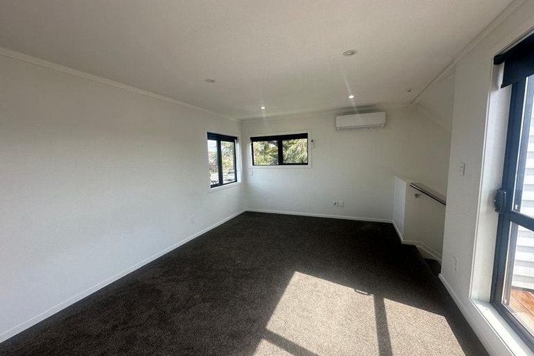 Photo of property in 15a Kiernan Place, Kelston, Auckland, 0602