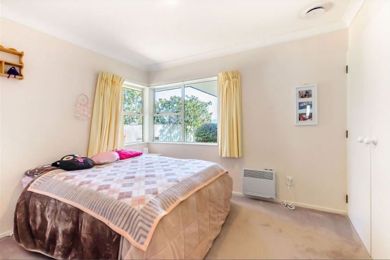 Photo of property in 19 Balmerino Grove, Waikanae, 5036