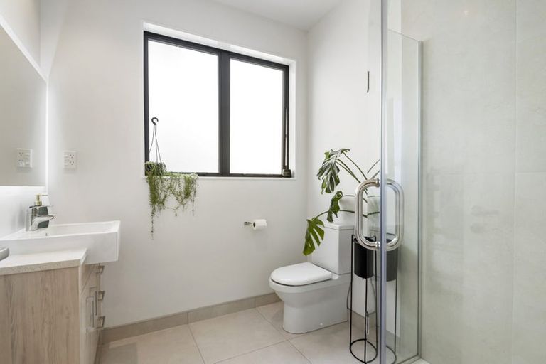 Photo of property in 4b Rosalind Road, Glenfield, Auckland, 0629