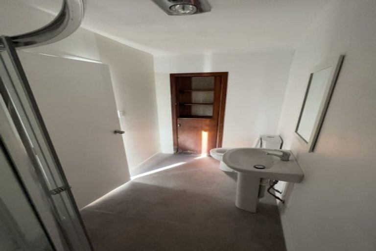 Photo of property in 174 Onewa Road, Northcote, Auckland, 0626