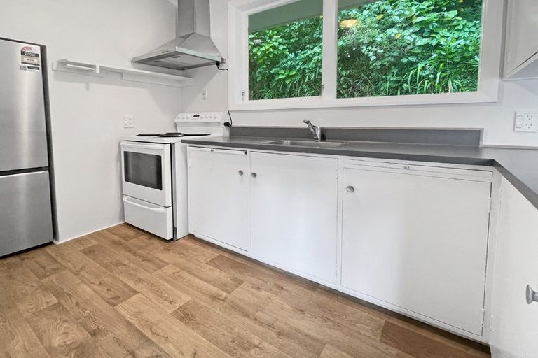 Photo of property in 32 Ngaio Road, Kelburn, Wellington, 6012