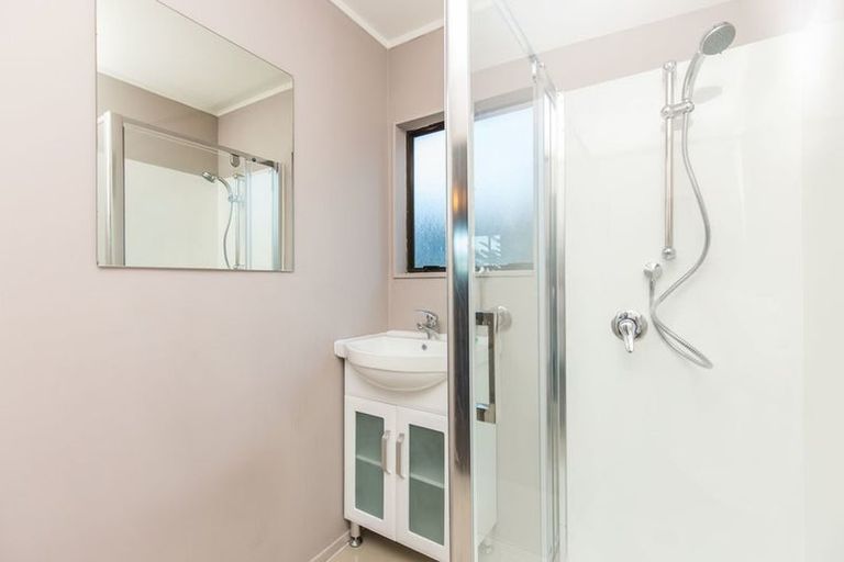 Photo of property in 1/21 Lowtherhurst Road, Massey, Auckland, 0614