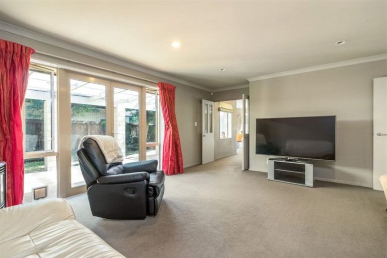 Photo of property in 6 Foresters Crescent, Parklands, Christchurch, 8083