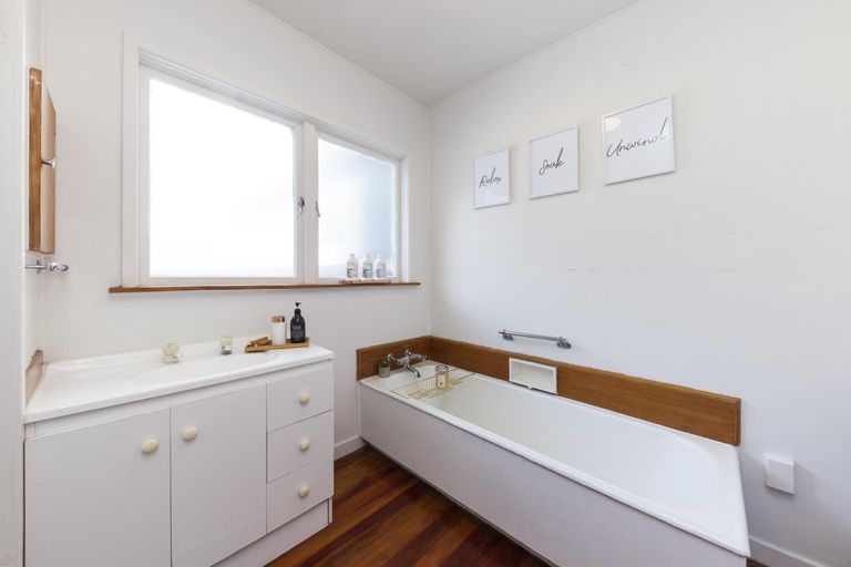 Photo of property in 562 Featherston Street, Roslyn, Palmerston North, 4414