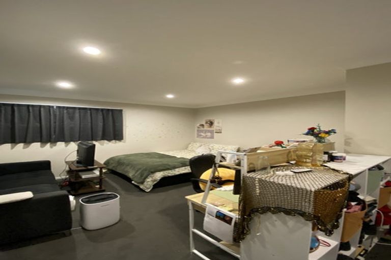 Photo of property in 70 Kelburn Parade, Kelburn, Wellington, 6012