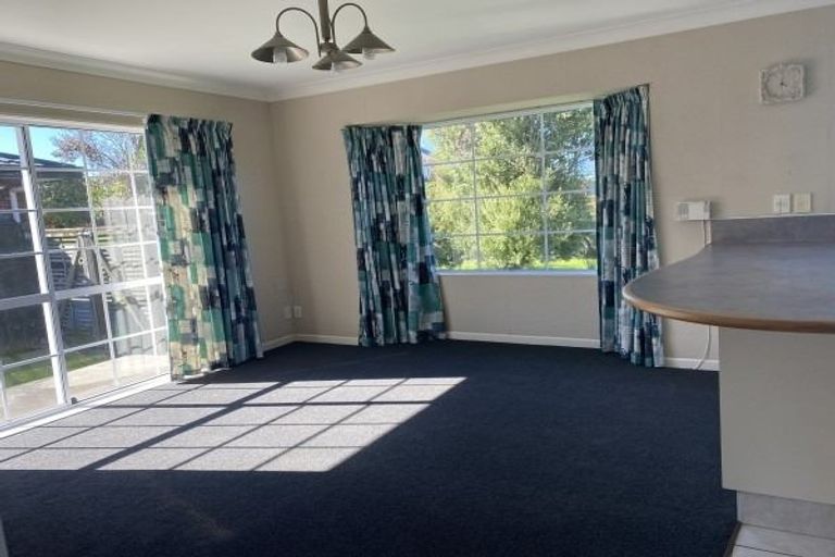 Photo of property in 16 Rosebank Avenue, Kelvin Grove, Palmerston North, 4414