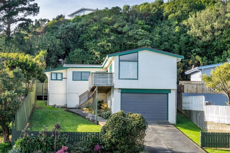 Photo of property in 29 Black Rock Road, Newlands, Wellington, 6037