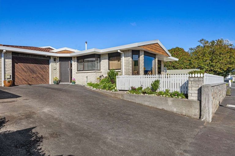 Photo of property in 1/478 Devon Street East, Strandon, New Plymouth, 4312
