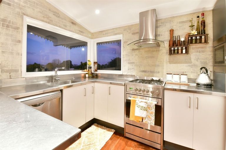 Photo of property in 76 Chivalry Road, Glenfield, Auckland, 0629