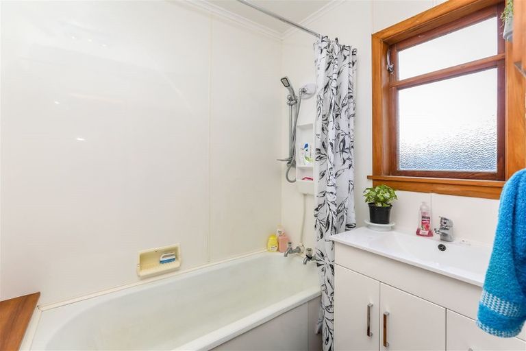 Photo of property in 33 Omata Road, Marfell, New Plymouth, 4310