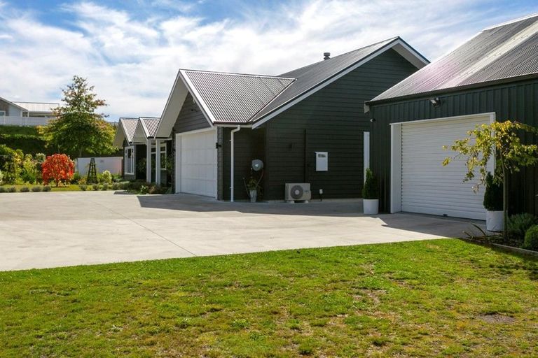 Photo of property in 98 Loch Views Road, Acacia Bay, Taupo, 3385