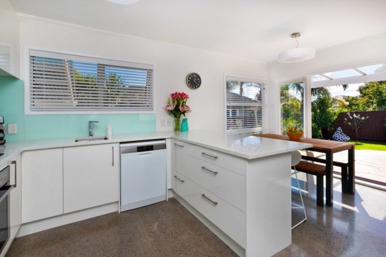 Photo of property in 17a St Michaels Avenue, Point Chevalier, Auckland, 1022