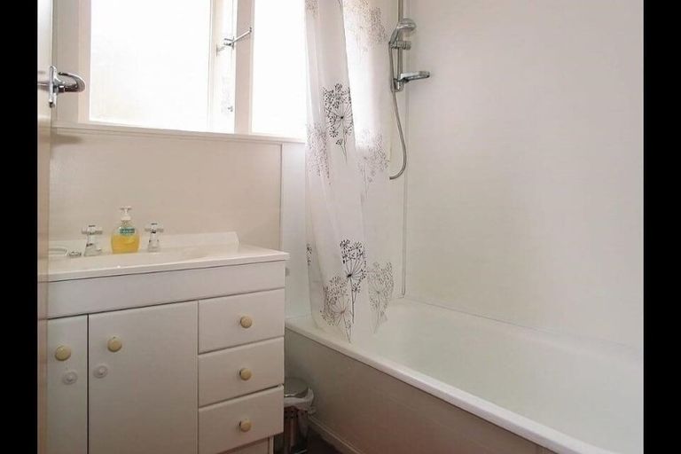 Photo of property in 139 Ruskin Road, Newlands, Wellington, 6037