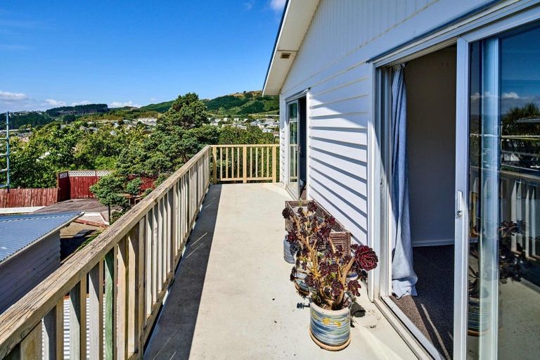 Photo of property in 17 Rembrandt Avenue, Tawa, Wellington, 5028