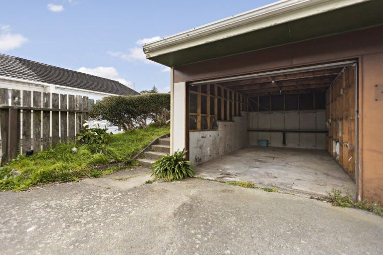 Photo of property in 142a Newlands Road, Newlands, Wellington, 6037