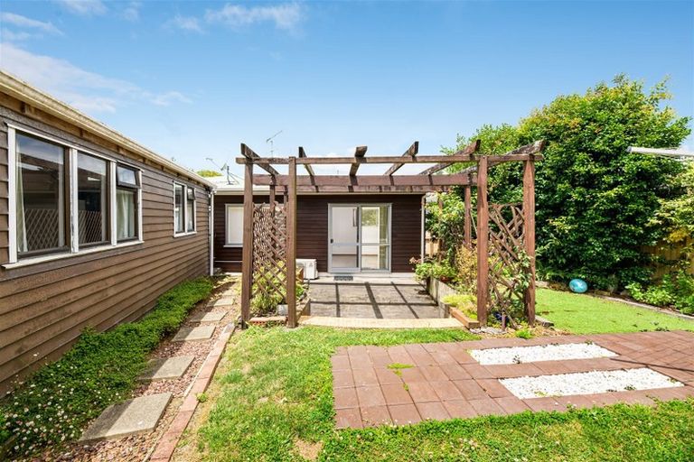 Photo of property in 23 Finlow Drive, Te Atatu South, Auckland, 0610
