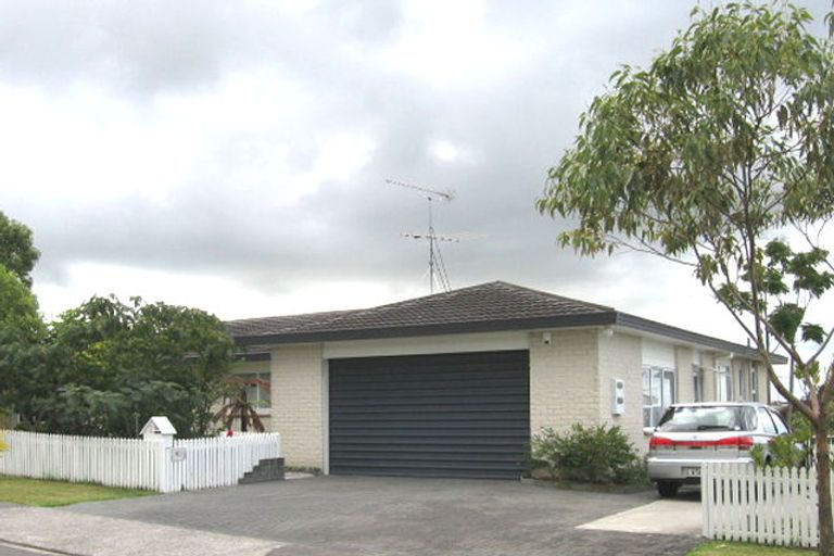 Photo of property in 2 Kerlin Crescent, West Harbour, Auckland, 0618