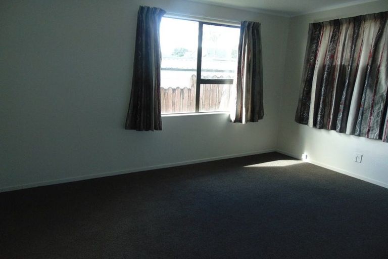 Photo of property in 1/8 Myna Place, Weymouth, Auckland, 2103