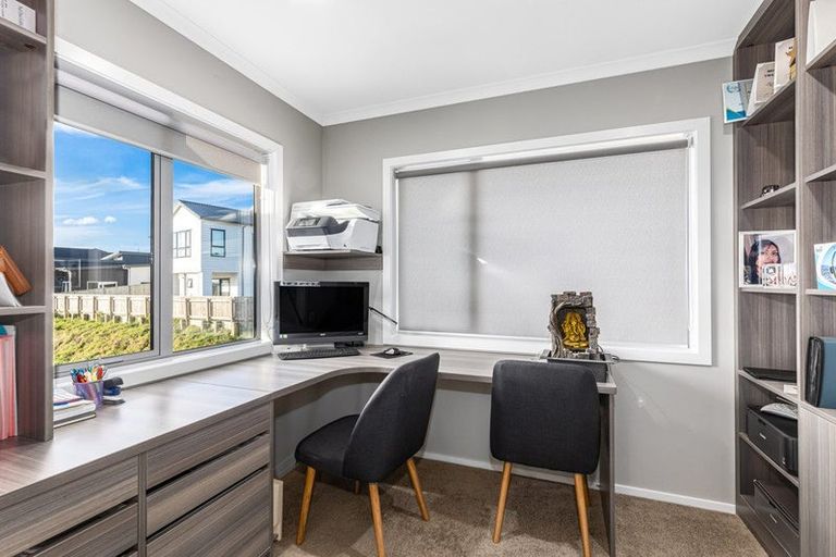 Photo of property in 10 Omaka Place, Aotea, Porirua, 5024