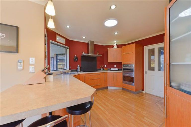 Photo of property in 44 Tennyson Avenue, Kelvin Grove, Palmerston North, 4414