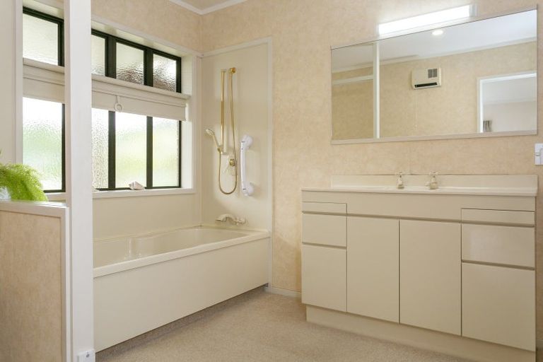 Photo of property in 80 Harvey Street, Waipahihi, Taupo, 3330