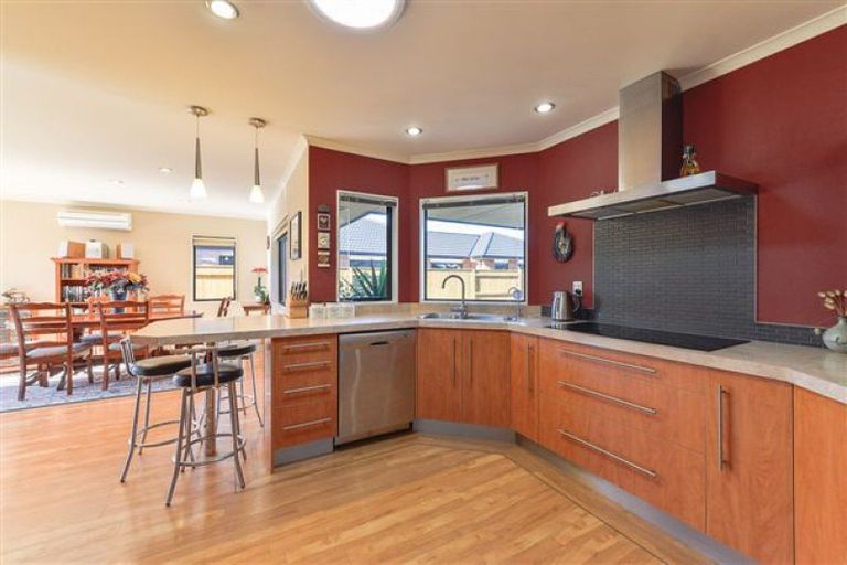 Photo of property in 44 Tennyson Avenue, Kelvin Grove, Palmerston North, 4414