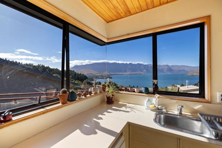 Photo of property in 48 Wynyard Crescent, Fernhill, Queenstown, 9300