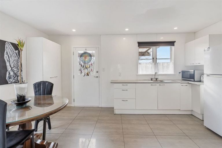 Photo of property in 19 Seymour Road, Sunnyvale, Auckland, 0612