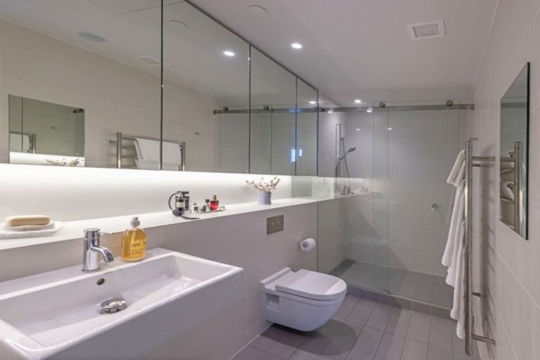 Photo of property in Clyde Quay Wharf, 2c/5 Clyde Quay Wharf, Te Aro, Wellington, 6011