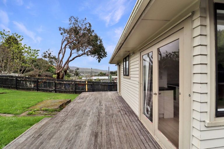 Photo of property in 32 Victory Crescent, Tawa, Wellington, 5028