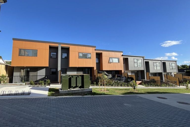 Photo of property in 250d Great North Road, Henderson, Auckland, 0612